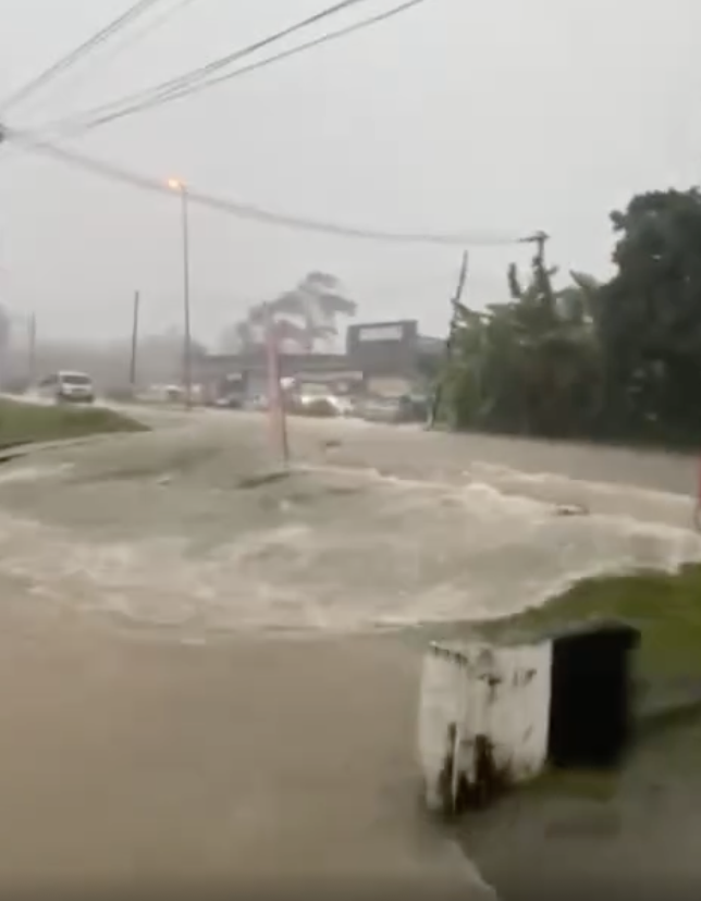 Lundu Terjejas Banjir, Kawasan Borong King Supermarket Dilanda Arus Deras